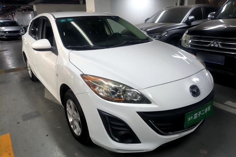 Used Mazda 3 2015 Hatchback 1.6L Manual Comfort Edition Front Right 45 Deg