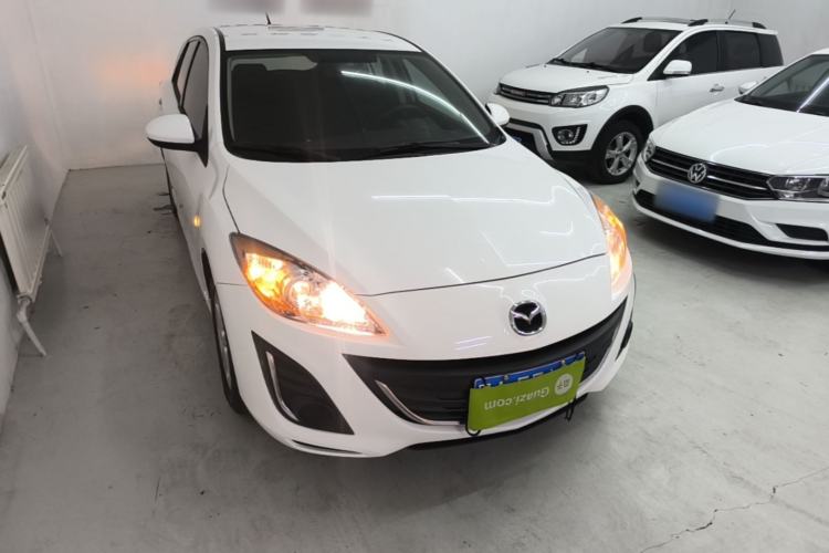 Used Mazda 3 2015 Hatchback 1.6L Manual Comfort Edition Front Right 45 Deg