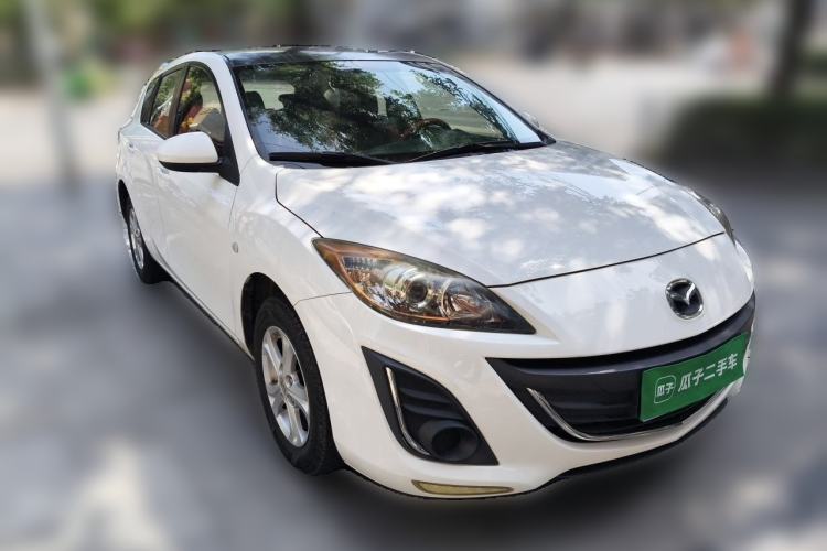 Used Mazda 3 2015 Hatchback 1.6L Manual Comfort Edition Front Right 45 Deg