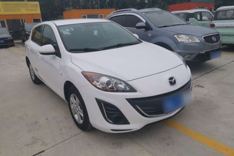 Used Mazda 3 2015 Hatchback 1.6L Manual Comfort Edition Front Right 45 Deg