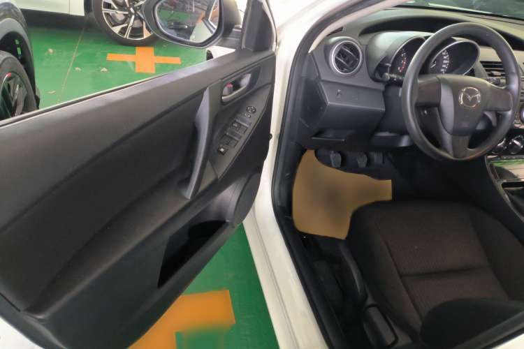 Used Mazda 3 2015 Hatchback 1.6L Manual Comfort Edition Interior 2