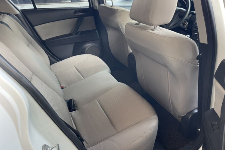 Used Mazda 3 2015 Sedan 1.6L Manual Comfort Model Interior 4