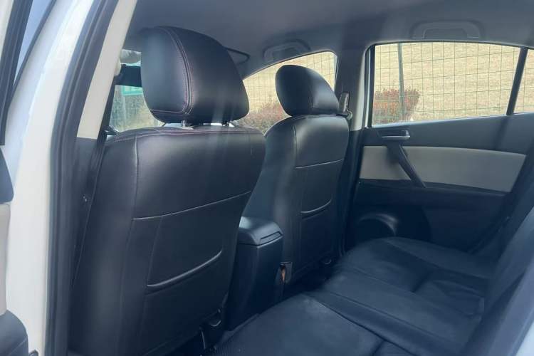 Used Mazda 3 2015 Sedan 1.6L Automatic Comfort Model Interior 4