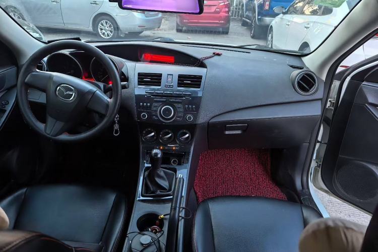 Used Mazda 3 2015 Sedan 1.6L Manual Comfort Model Interior 4