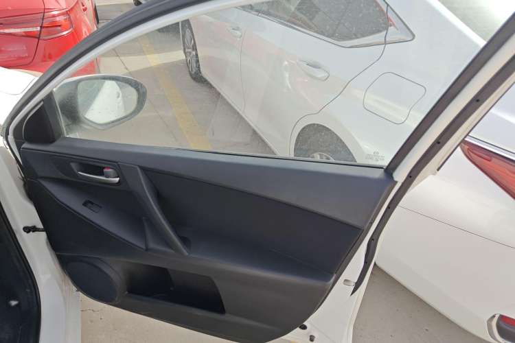 Used Mazda 3 2015 Hatchback 1.6L Automatic Elite Model Interior 5