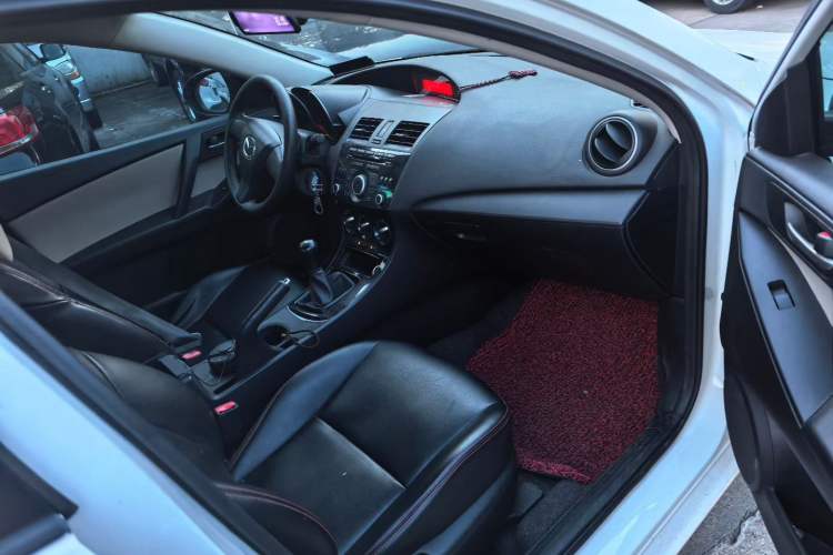 Used Mazda 3 2015 Sedan 1.6L Manual Comfort Model Interior 5