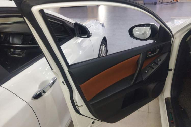 Used Mazda 3 2015 Hatchback 1.6L Automatic Elite Model Interior 7