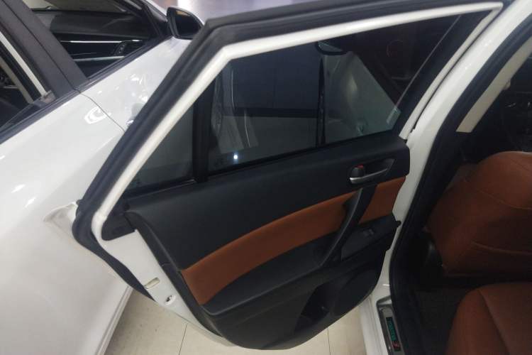 Used Mazda 3 2015 Hatchback 1.6L Automatic Elite Model Interior 8