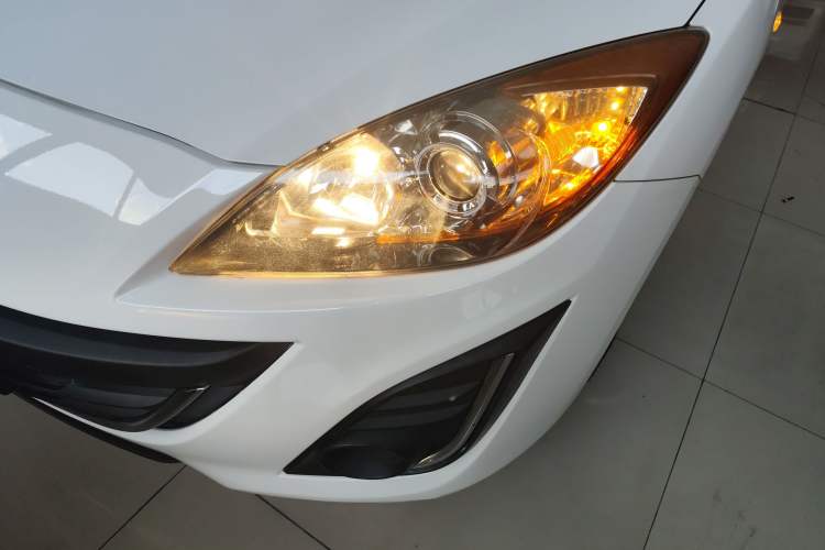 Used Mazda 3 2015 Sedan 1.6L Automatic Comfort Model Left Front Headlight