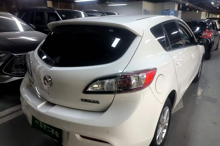 Used Mazda 3 2015 Hatchback 1.6L Manual Comfort Edition Rear Right 45 Deg