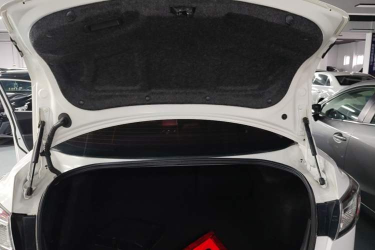 Used Mazda 3 2015 Sedan 1.6L Automatic Elite Model Trunk