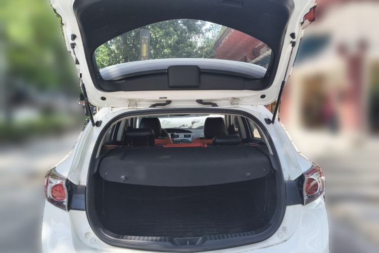 Used Mazda 3 2015 Hatchback 1.6L Manual Comfort Edition Trunk