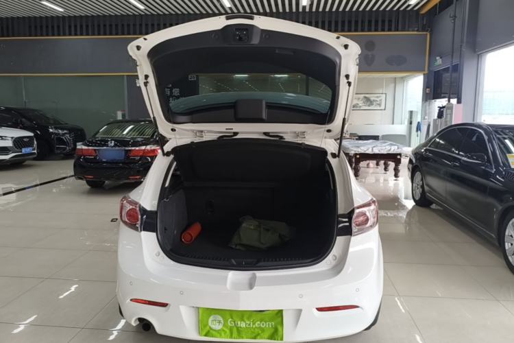 Used Mazda 3 2015 Hatchback 1.6L Manual Comfort Edition Trunk
