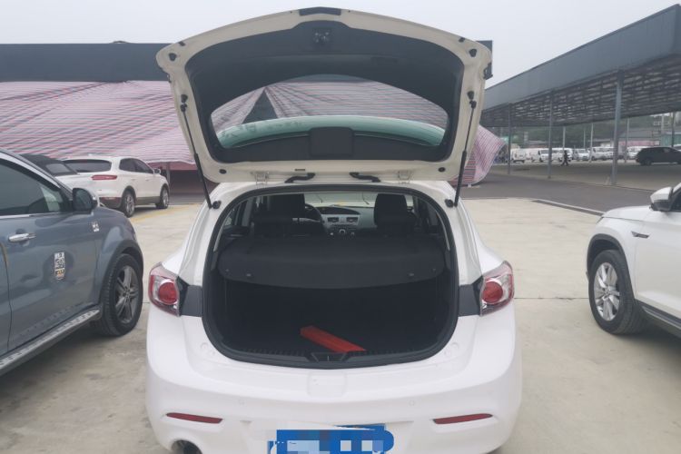 Used Mazda 3 2015 Hatchback 1.6L Manual Comfort Edition Trunk