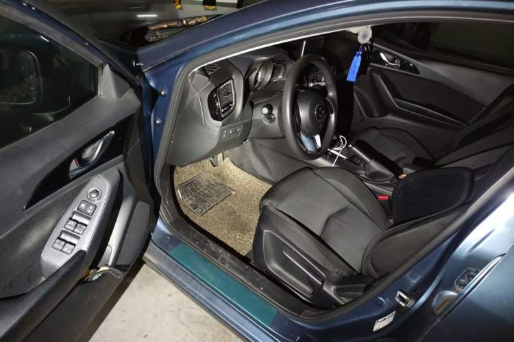 Used Mazda 3 Axela 2014 Sedan 1.5L Automatic Luxury Model Driver Seat