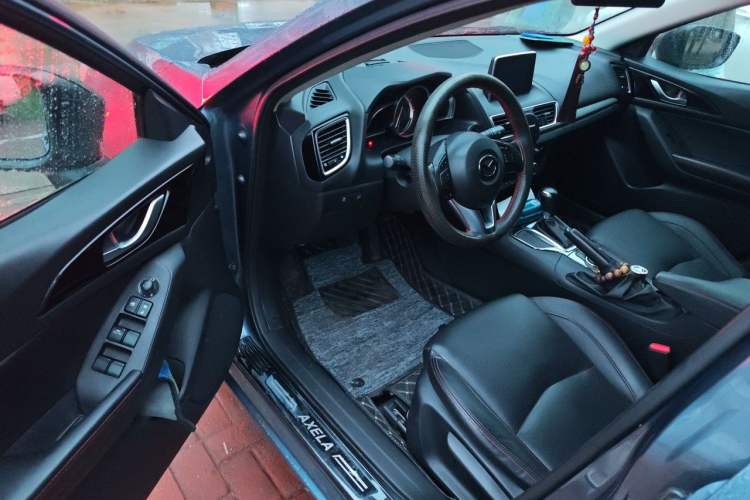 Used Mazda 3 Axela 2014 Hatchback 2.0L Automatic Flagship Model Driver Seat