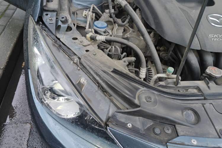 Used Mazda 3 Axela 2014 Sedan 1.5L Automatic Comfort Model Engine Bay Right