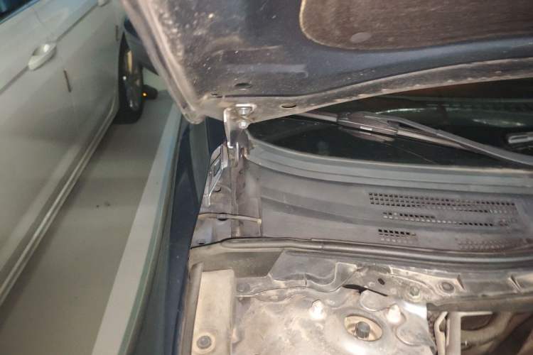 Used Mazda 3 Axela 2014 Sedan 1.5L Automatic Comfort Model Engine Bay Right