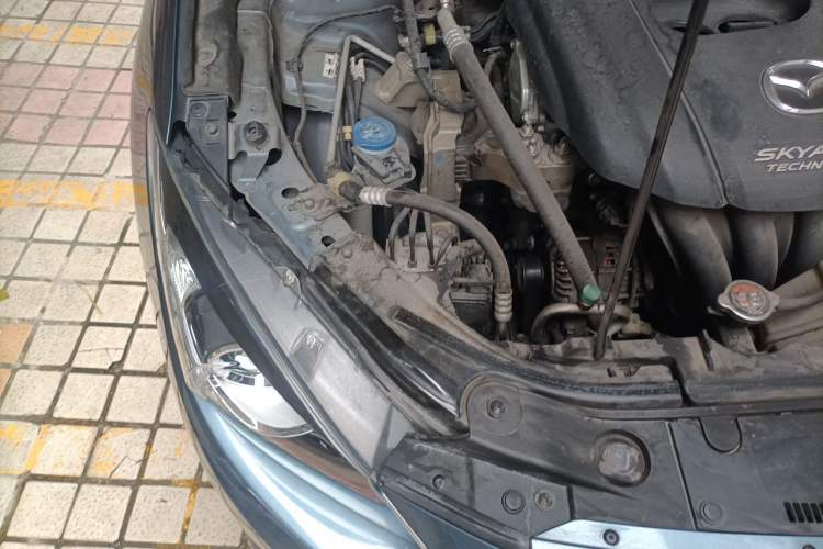 Used Mazda 3 Axela 2014 Sedan 1.5L Automatic Comfort Model Engine Bay Right