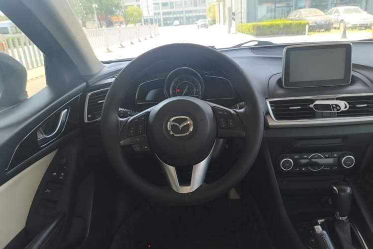 Used Mazda 3 Axela 2014 Sedan 2.0L Automatic Flagship Model Steering Wheel