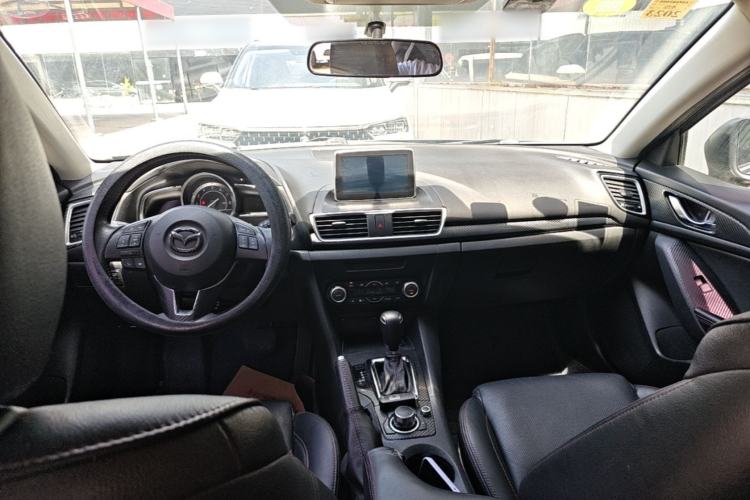Used Mazda 3 Axela 2014 Hatchback 2.0L Automatic Flagship Model Center Console