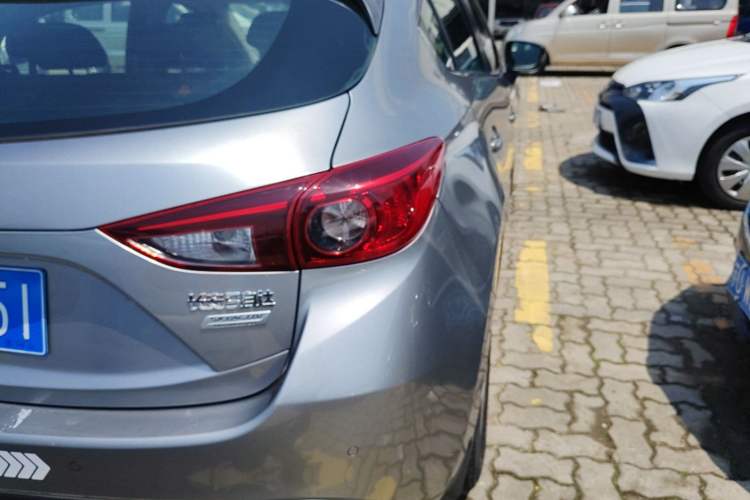 Used Mazda 3 Axela 2014 Hatchback 1.5L Automatic Luxury Model Exterior 3