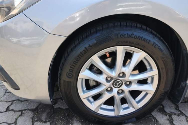 Used Mazda 3 Axela 2014 Hatchback 1.5L Automatic Luxury Model Exterior 4