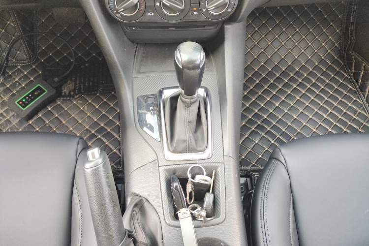 Used Mazda 3 Axela 2014 Sedan 1.5L Automatic Comfort Model Gear Lever