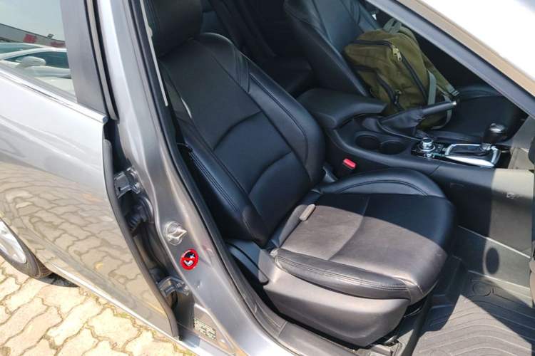 Used Mazda 3 Axela 2014 Hatchback 1.5L Automatic Luxury Model Right Front Seat