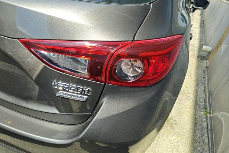 Used Mazda 3 Axela 2014 Hatchback 2.0L Automatic Flagship Model Right Rear Taillight