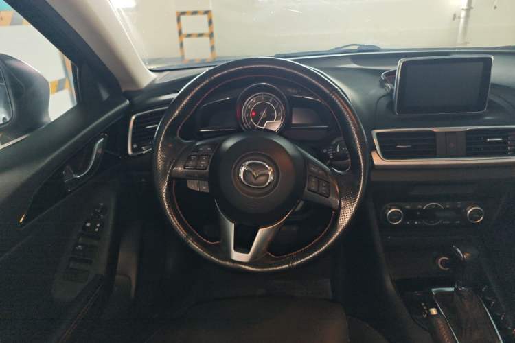 Used Mazda 3 Axela 2014 Sedan 2.0L Automatic Flagship Model Steering Wheel