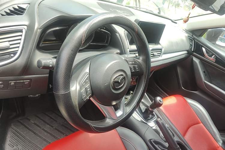 Used Mazda 3 Axela 2014 Sedan 1.5L Manual Comfort Model Steering Wheel