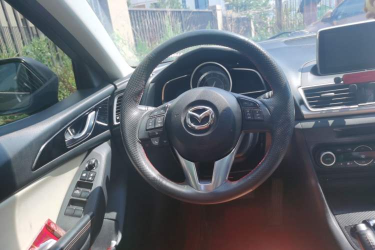 Used Mazda 3 Axela 2014 Sedan 2.0L Automatic Flagship Model Steering Wheel
