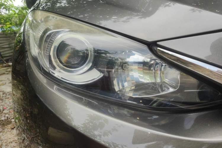 Used Mazda 3 Axela 2014 Sedan 1.5L Manual Comfort Model Right Front Headlight