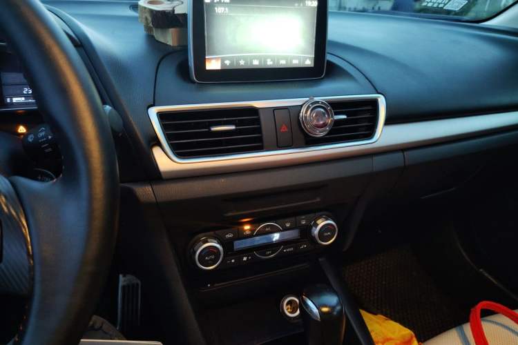 Used Mazda 3 Axela 2014 Sedan 2.0L Automatic Flagship Model Audio And AC Panel