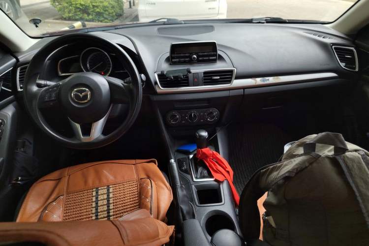 Used Mazda 3 Axela 2014 Sedan 1.5L Automatic Comfort Model Center Console