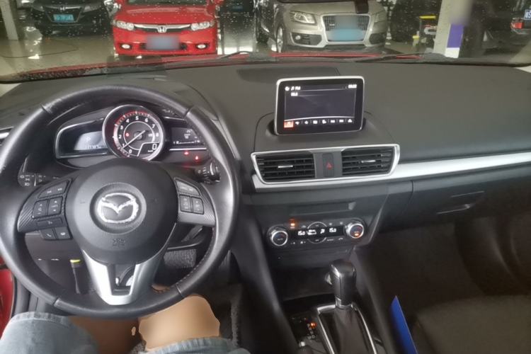 Used Mazda 3 Axela 2014 Hatchback 2.0L Automatic Flagship Model Center Console