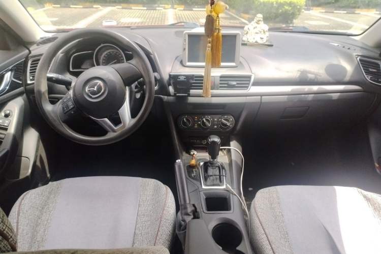 Used Mazda 3 Axela 2014 Sedan 1.5L Automatic Comfort Model Center Console