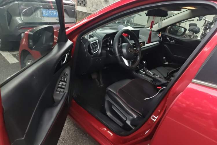 Used Mazda 3 Axela 2014 Hatchback 2.0L Automatic Flagship Model Driver Seat
