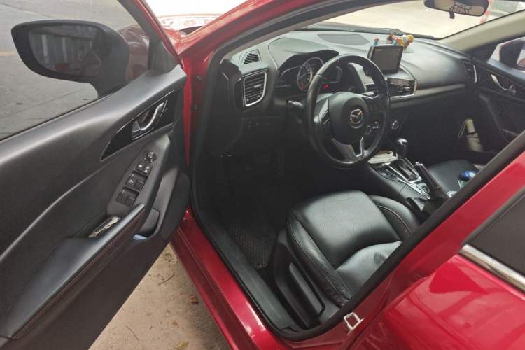 Used Mazda 3 Axela 2014 Hatchback 2.0L Automatic Sport Model Driver Seat