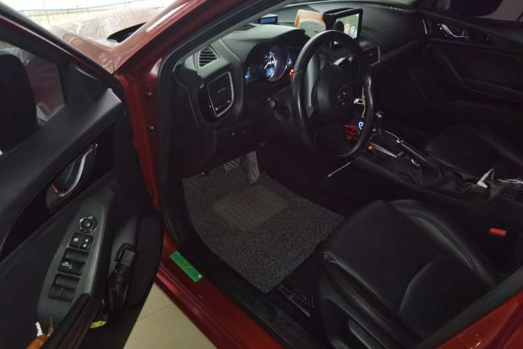 Used Mazda 3 Axela 2014 Hatchback 2.0L Automatic Flagship Model Driver Seat
