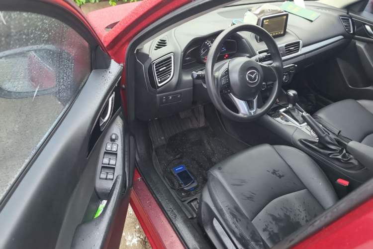 Used Mazda 3 Axela 2014 Hatchback 1.5L Automatic Luxury Model Driver Seat