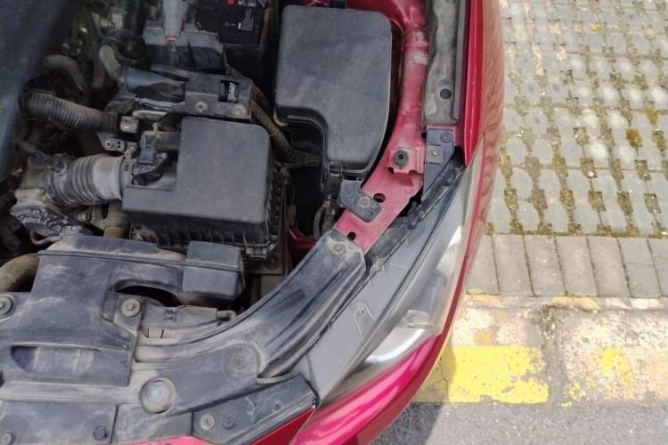 Used Mazda 3 Axela 2014 Sedan 1.5L Automatic Comfort Model Engine Bay Left
