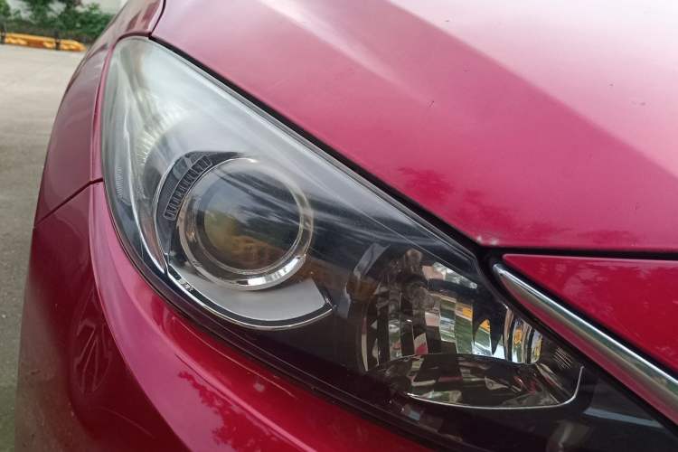 Used Mazda 3 Axela 2014 Sedan 1.5L Automatic Luxury Model Exterior 3