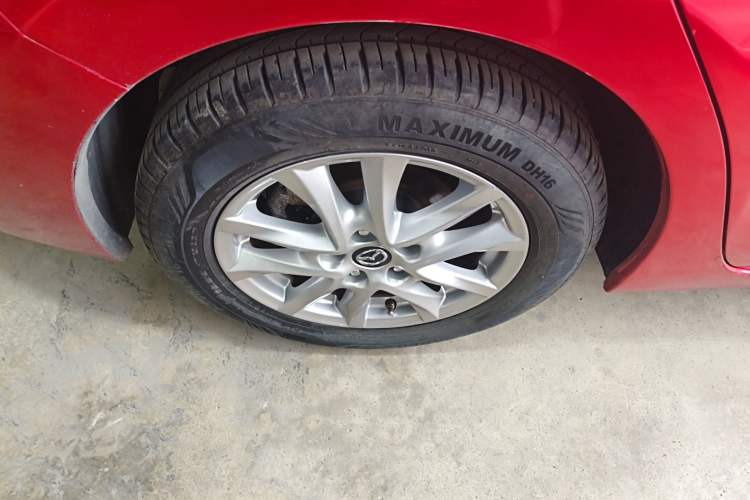 Used Mazda 3 Axela 2014 Sedan 1.5L Automatic Luxury Model Exterior 5