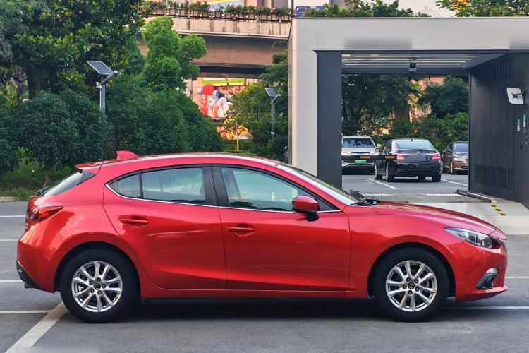 Used Mazda 3 Axela 2014 Hatchback 1.5L Automatic Luxury Model Exterior 5