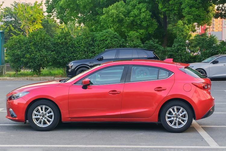 Used Mazda 3 Axela 2014 Hatchback 1.5L Automatic Luxury Model Exterior 9