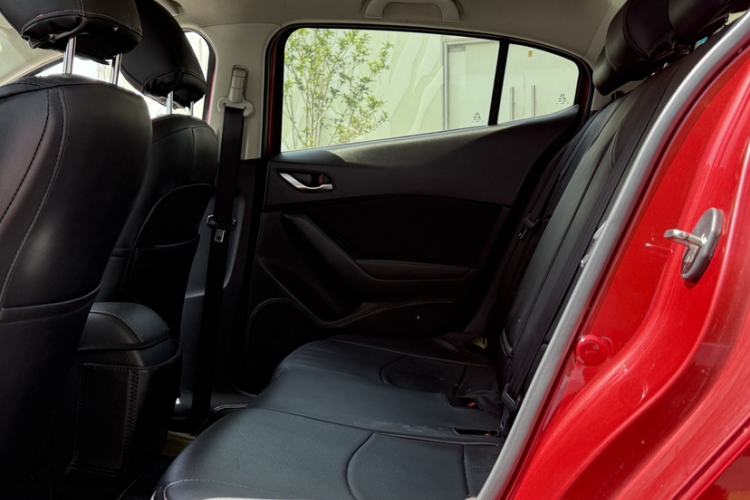Used Mazda 3 Axela 2014 Sedan 1.5L Automatic Luxury Model Interior 3