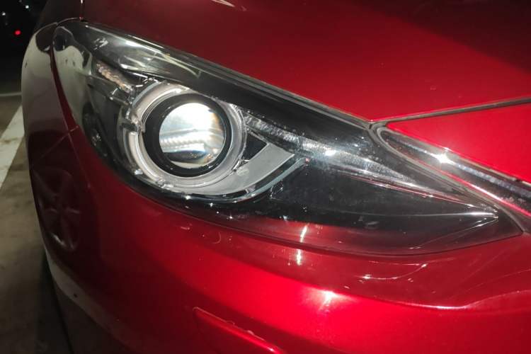 Used Mazda 3 Axela 2014 Sedan 2.0L Automatic Flagship Model Right Front Headlight