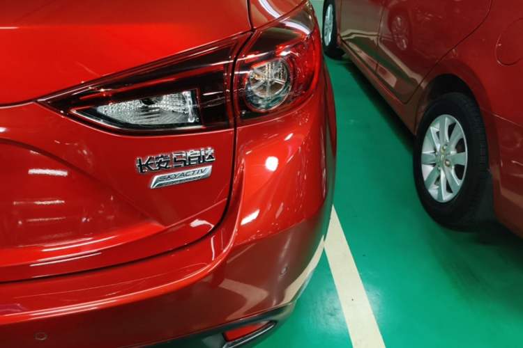 Used Mazda 3 Axela 2014 Hatchback 2.0L Automatic Sport Model Right Rear Taillight